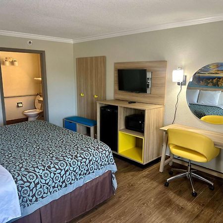 Days Inn By Wyndham Houston East Kültér fotó