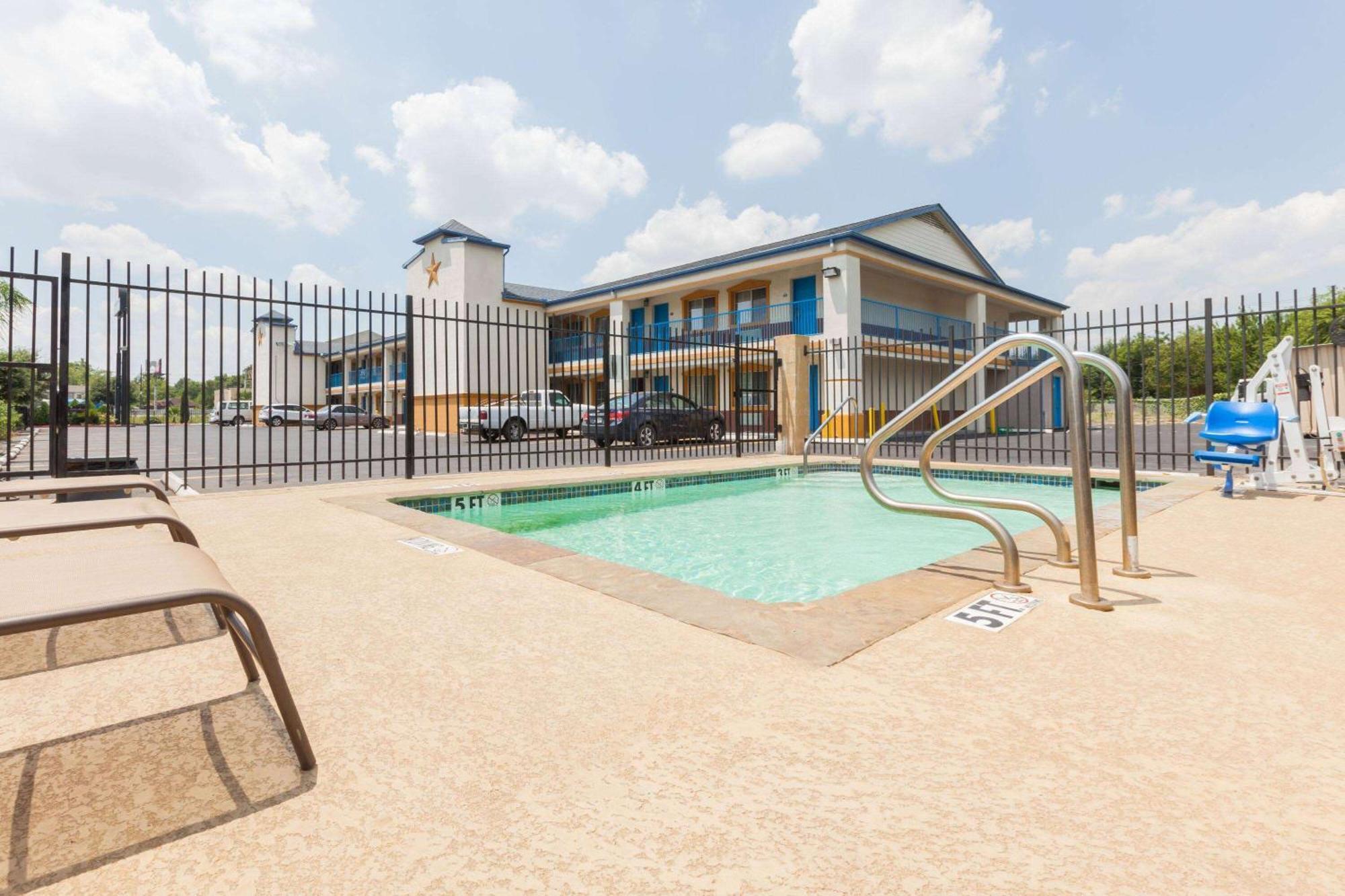 Days Inn By Wyndham Houston East Kültér fotó
