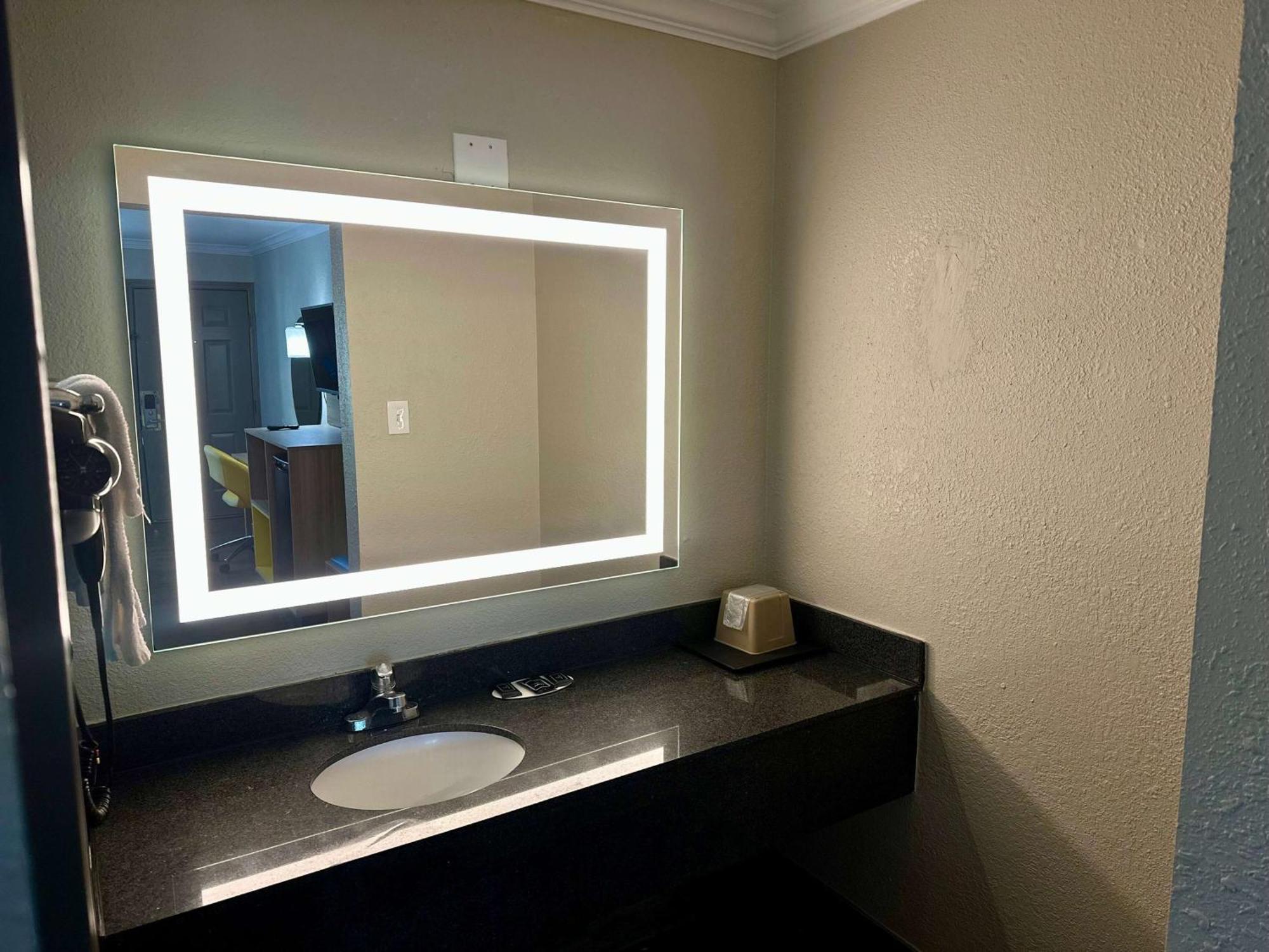 Days Inn By Wyndham Houston East Kültér fotó