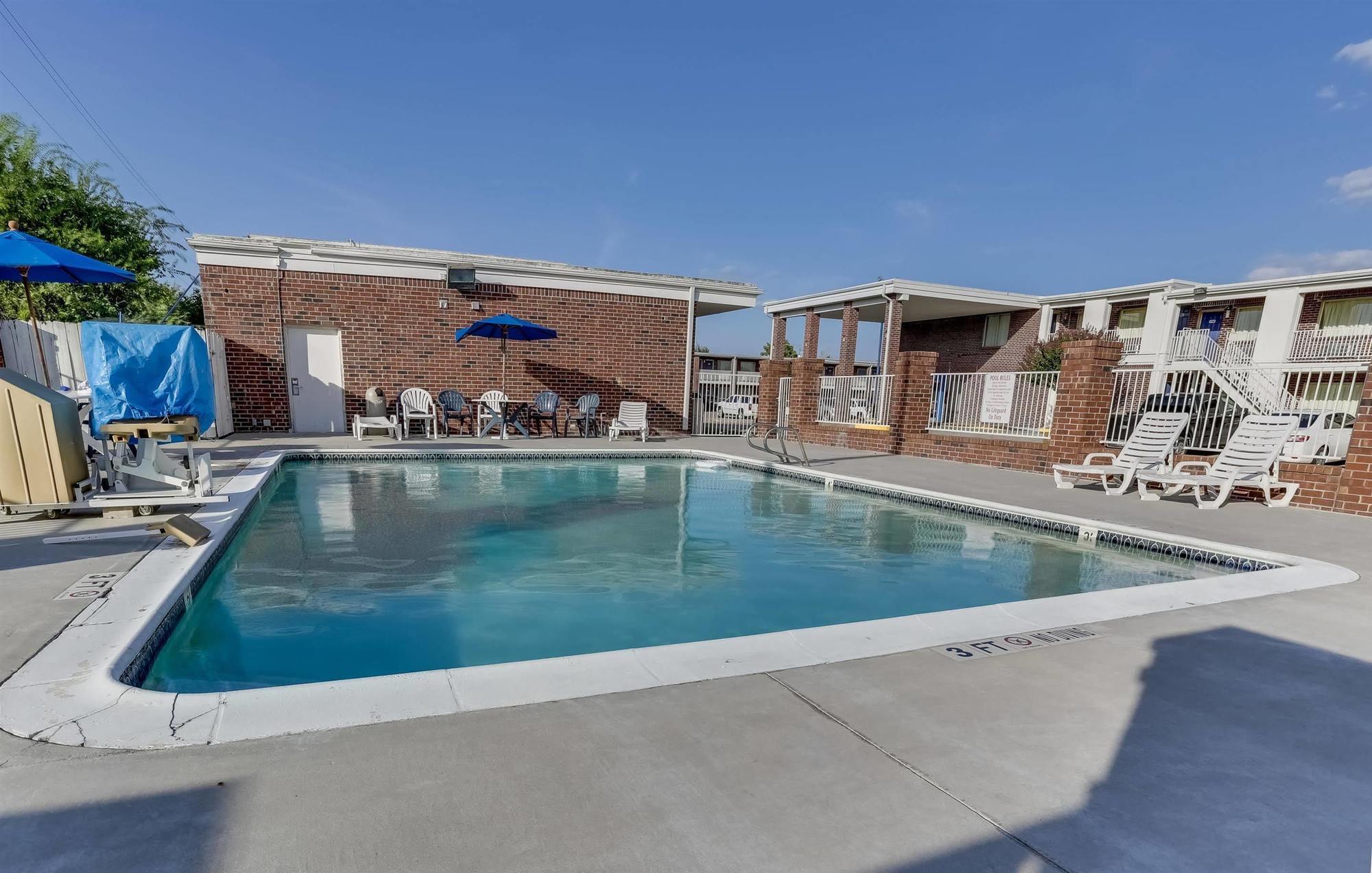 Days Inn By Wyndham Houston East Kültér fotó